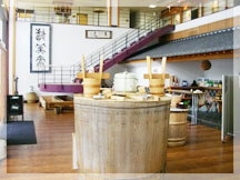 1階は事務所と売店、2階が酒造所です